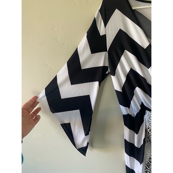 Black and White Chevron Print V-Neck Romper- size medium - Picture 7 of 9